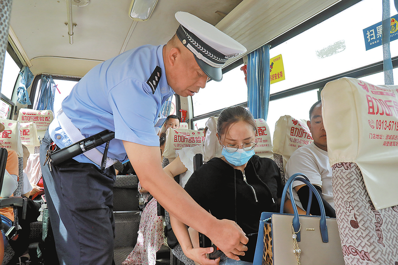 图为澄城交警检查乘客系安全带情况. 通讯员 姬磊磊 摄