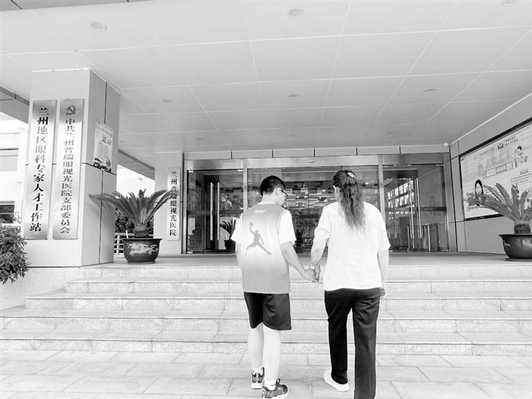 杜来龙带母亲去医院看病