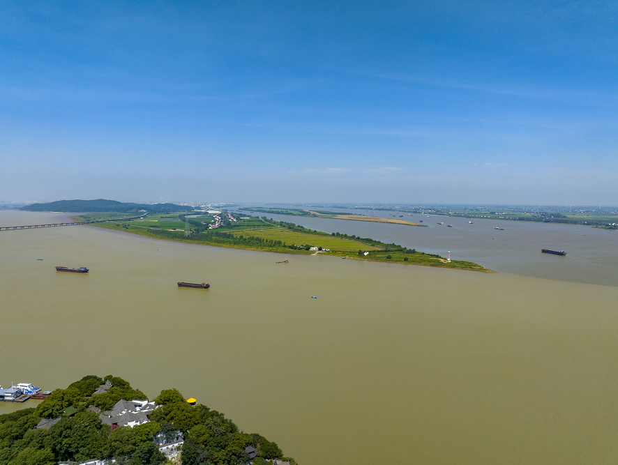 7月11日，在湖口县的长江段江面与鄱阳湖交汇处出现江湖两色倒置景观。