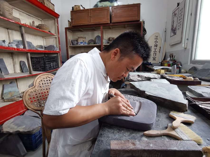 国家级非遗项目石城砚制作技艺传承人江小坤正在制作砚台（李梦丽 摄）