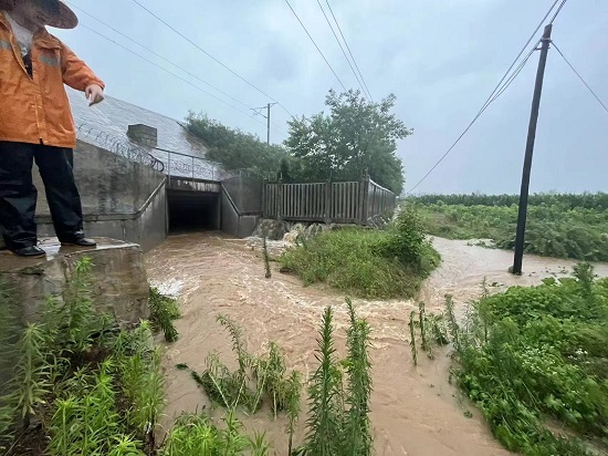 暴雨来袭!1300名铁路工人闻讯而动保障运输畅通