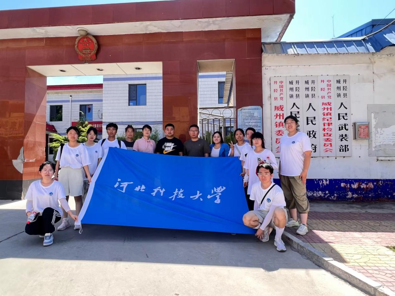 图为团队成员与威州镇委书记、镇长、副书记合影 杨世淼 摄