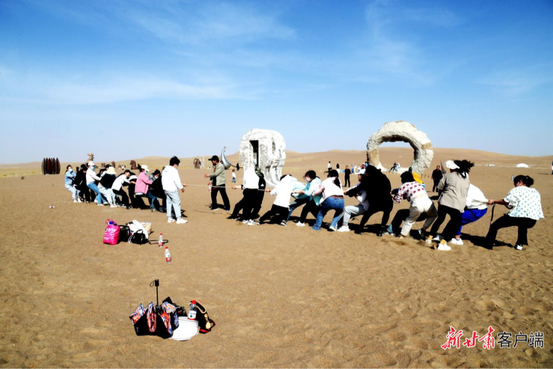 游客参与景点拔河比赛(民勤县融媒体中心供图)