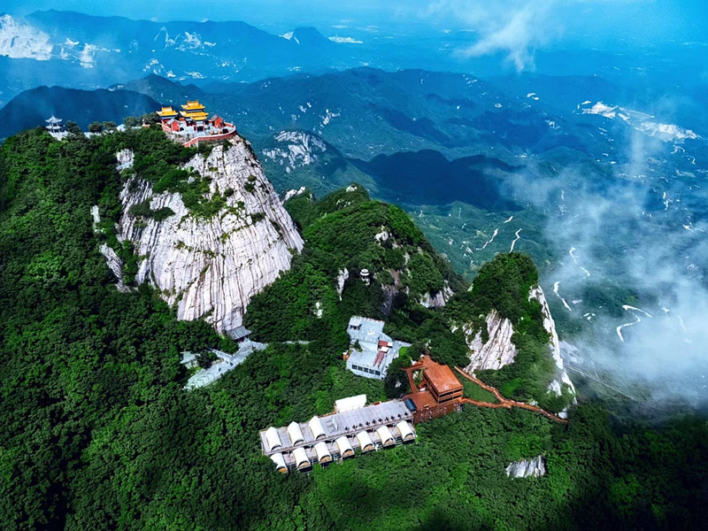 (南召县五朵山金顶风光旖旎。)