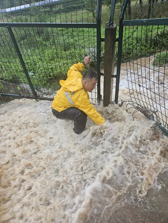 暴雨来袭!1300名铁路工人闻讯而动保障运输畅通