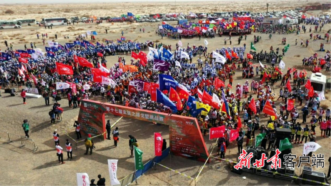 “玄奘之路”商学院戈壁挑战赛参赛队员竞技中(瓜州县融媒体中心供图)