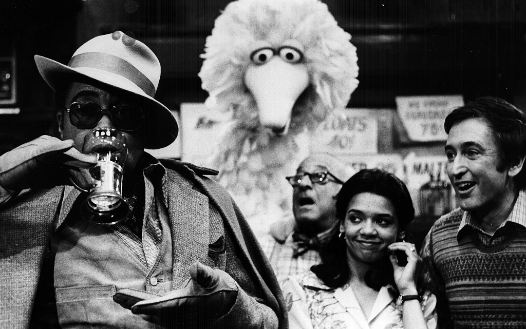 当地时间1969年4月5日，美国纽约，詹姆斯·厄尔·琼斯客串《芝麻街》。