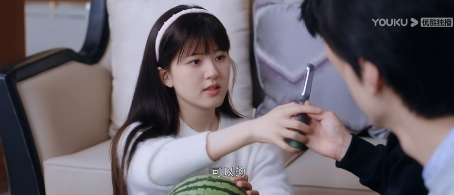 女主桑稚准备用削皮刀切西瓜