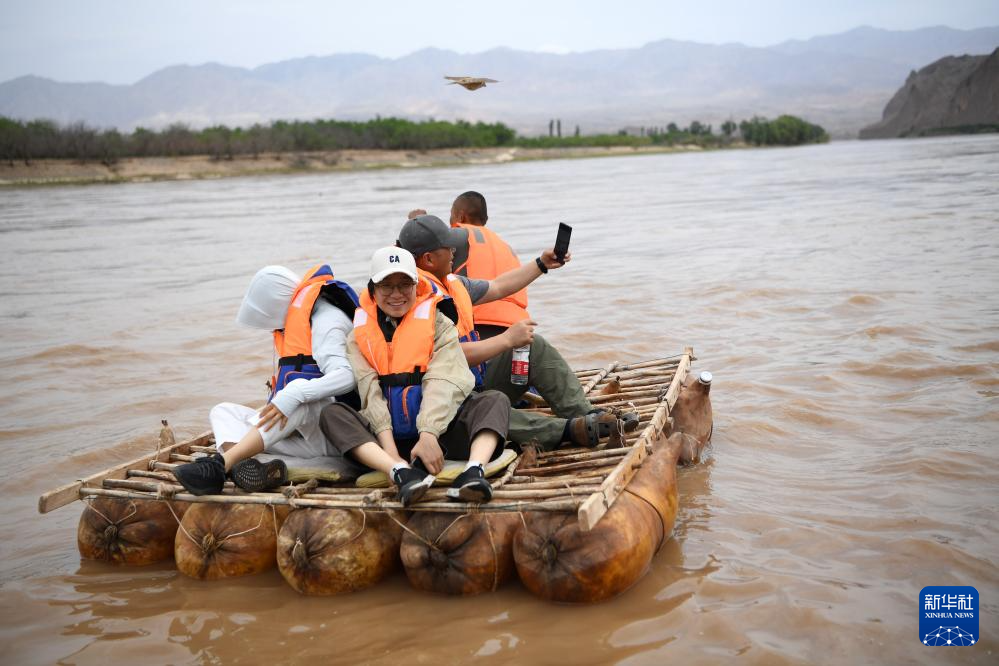 游客在黄河石林景区体验羊皮筏子漂流（7月11日摄） 新华社记者 陈斌 摄