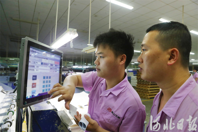 近日，石家庄常山北明恒盛纺织分公司技术人员对系统进行维护。