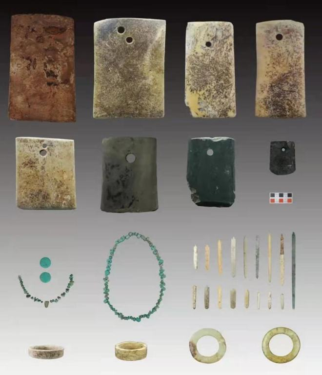 滕州岗上遗址南区墓地出土典型玉器，有不少象征着地位权力的玉钺