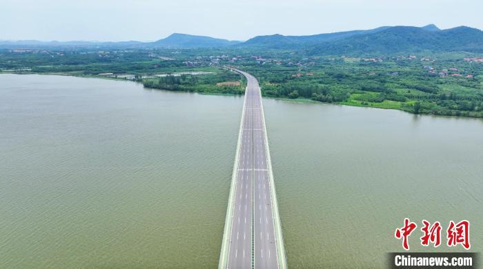大集至索河嵩阳公路是蔡甸区一条东西走向的重要主干道 吴淘淘 摄