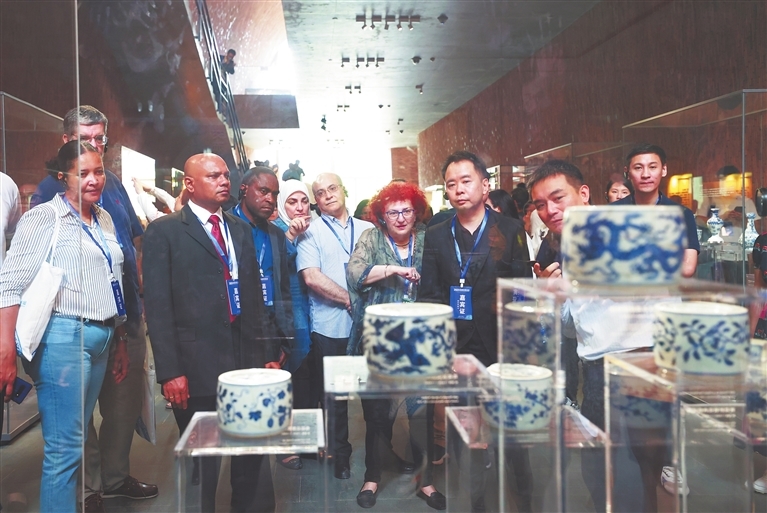 6月18日，景德镇中国陶瓷博物馆精美的陶瓷文物藏品吸引驻华使节驻足欣赏。