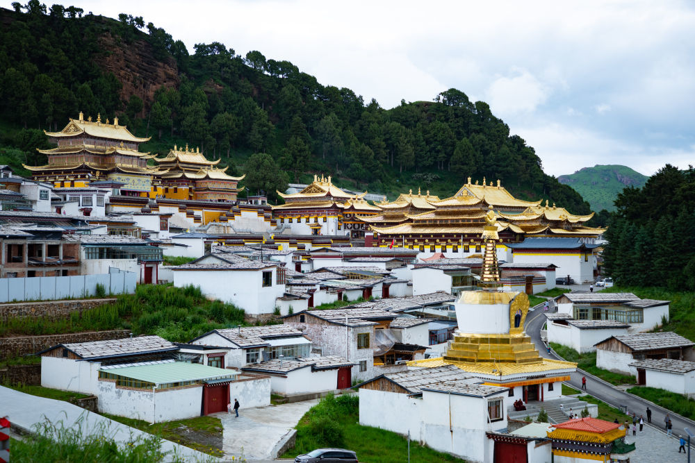 这是7月12日拍摄的藏传佛教寺院郎木寺一景 新华社记者 郎兵兵 摄