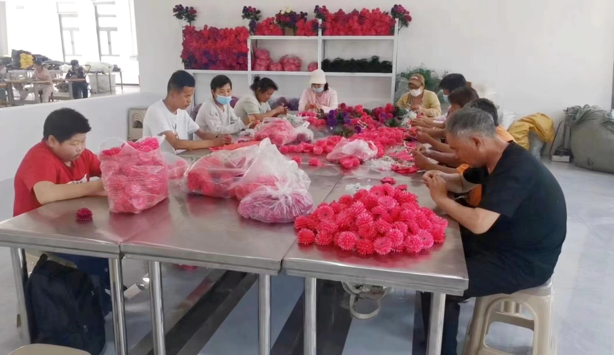 村民在园区内一起制作手工花