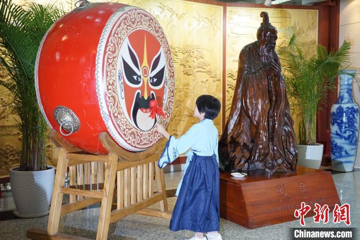 图为台湾学生体验“击响鼓 明远志”。　王采怡 摄