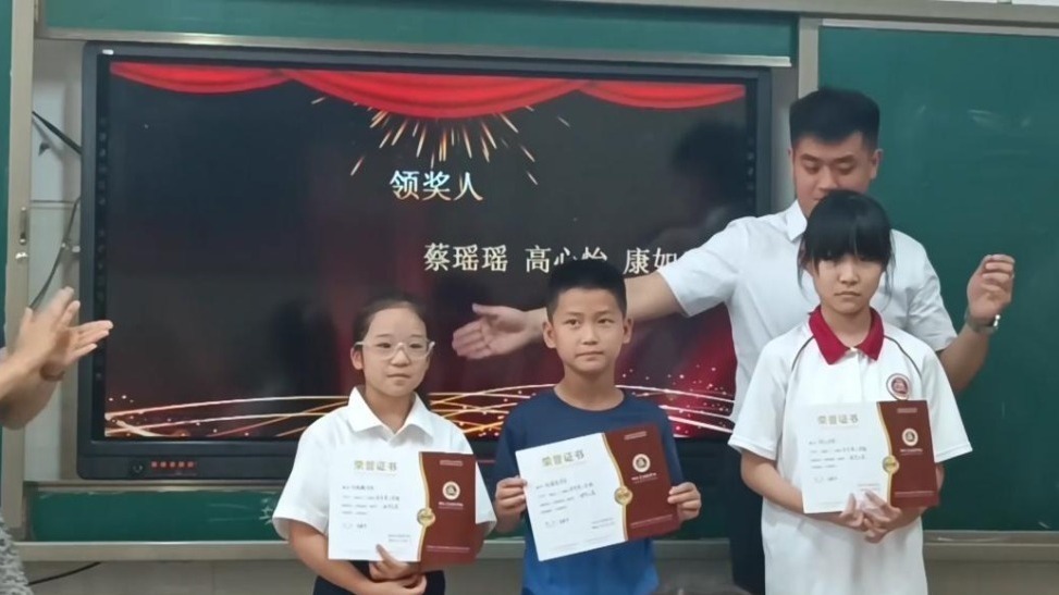 学期结束全班小学生都有奖状，老师：发现孩子身上的闪光点