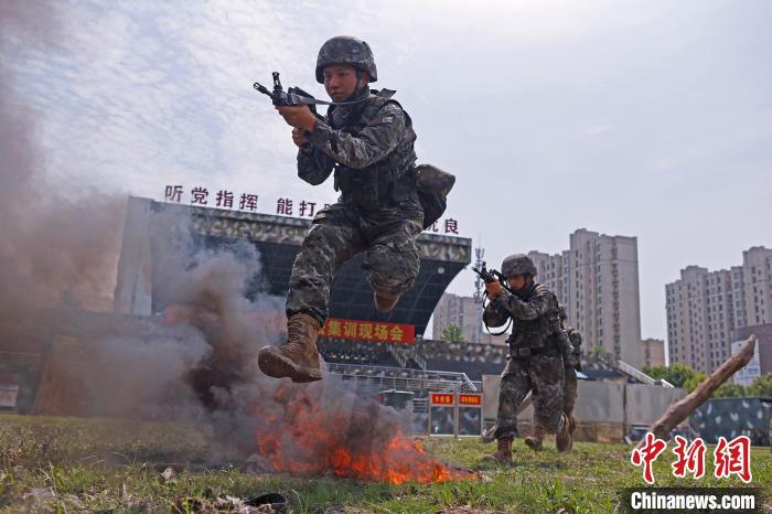 武警上海总队机动第一支队工兵分队队员开展地雷与爆破课目实战化演练。　李岩 摄