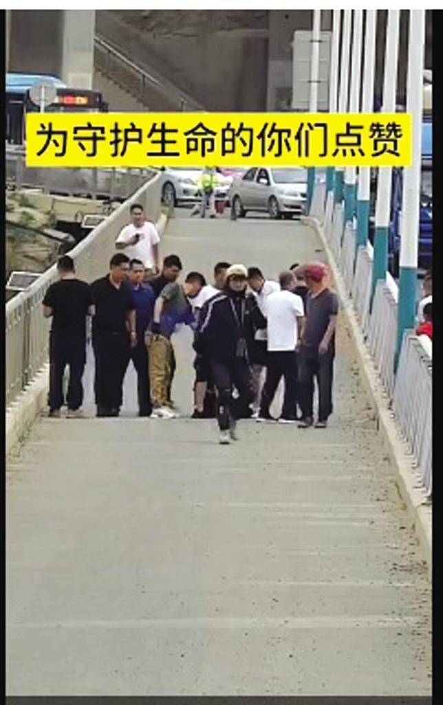 ▲女子获救后，救人的外卖小哥悄然离开。