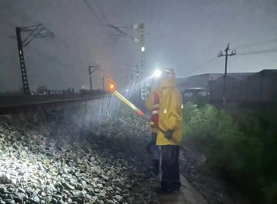 暴雨来袭!1300名铁路工人闻讯而动保障运输畅通
