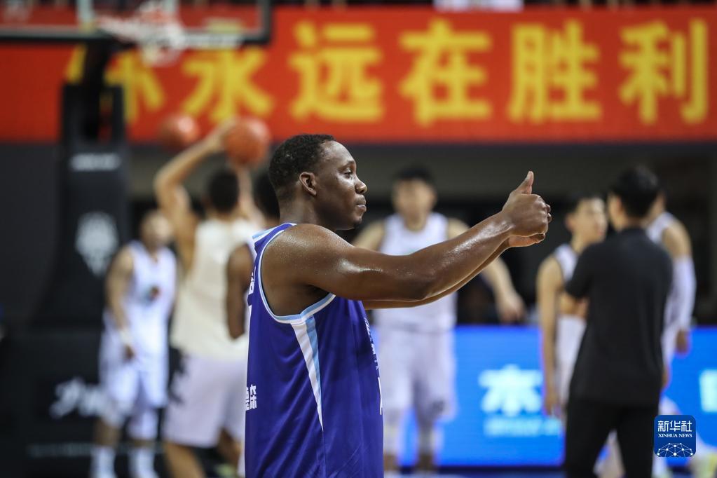 7月9日，辽宁益胜队球员哈德森赛前向球迷致意。新华社记者 潘昱龙 摄