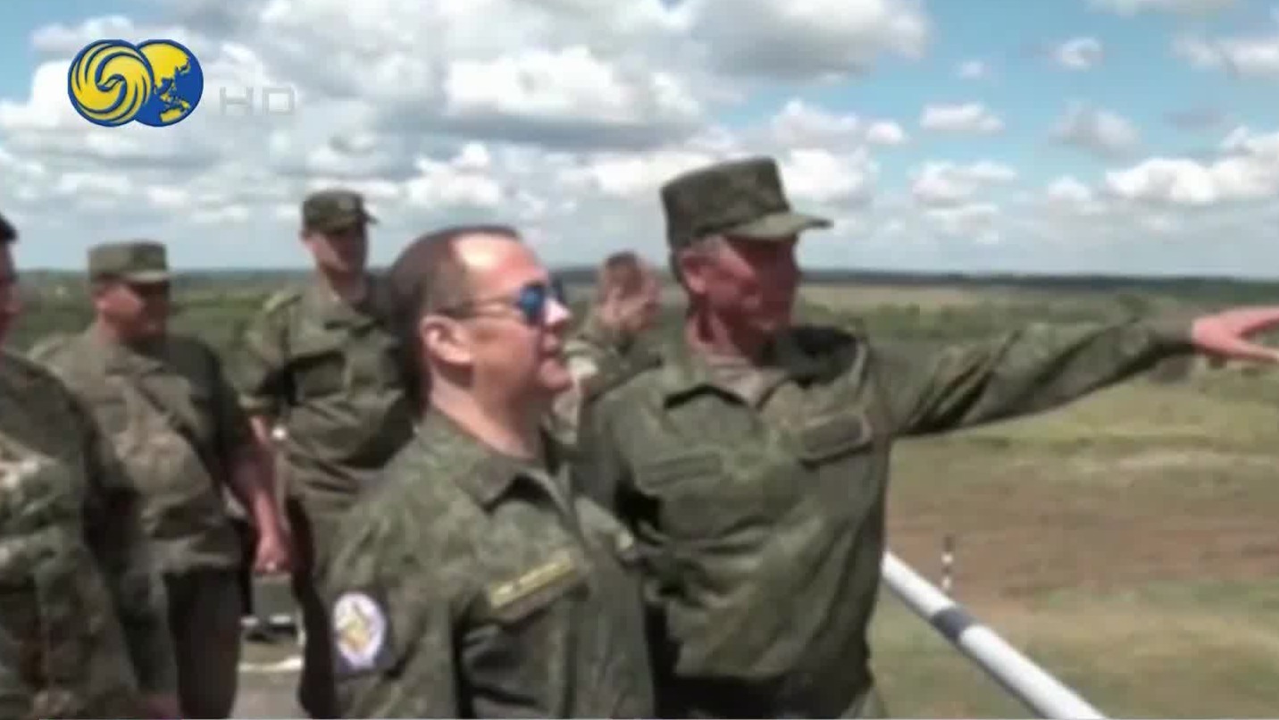 普京召开安全会议，梅德韦杰夫穿迷彩服视察军事训练基地