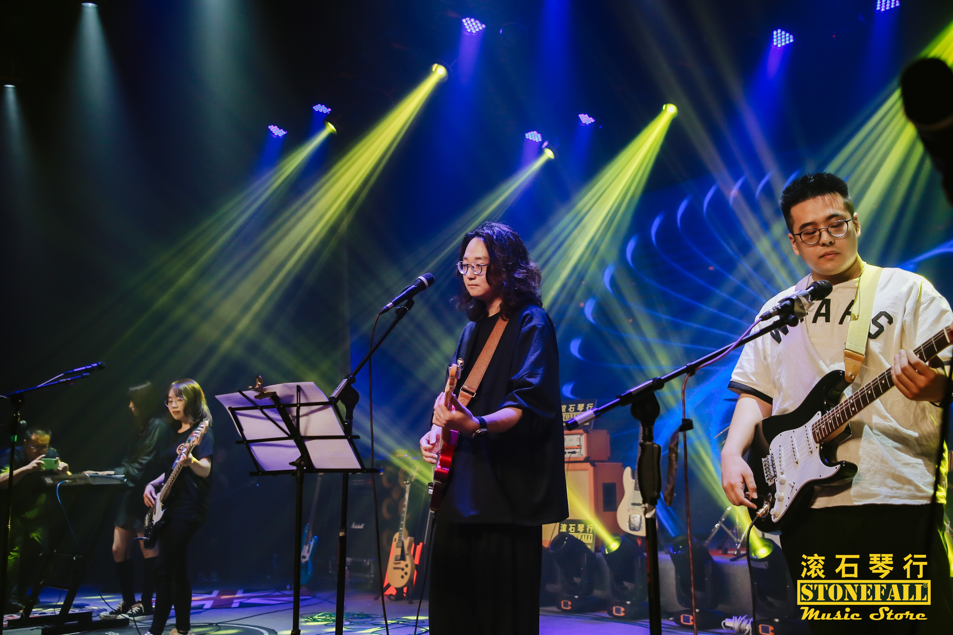 音乐节现场充满了热情和活力,舞台上乐队轮番登场,带来了他们精心选择