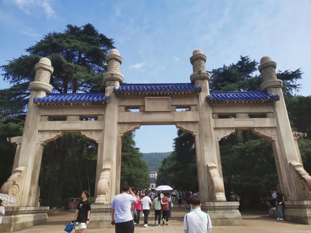 师生参观南京中山陵