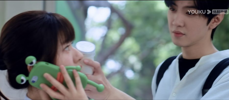 男主段嘉许用牛奶去触碰女主桑稚的脸