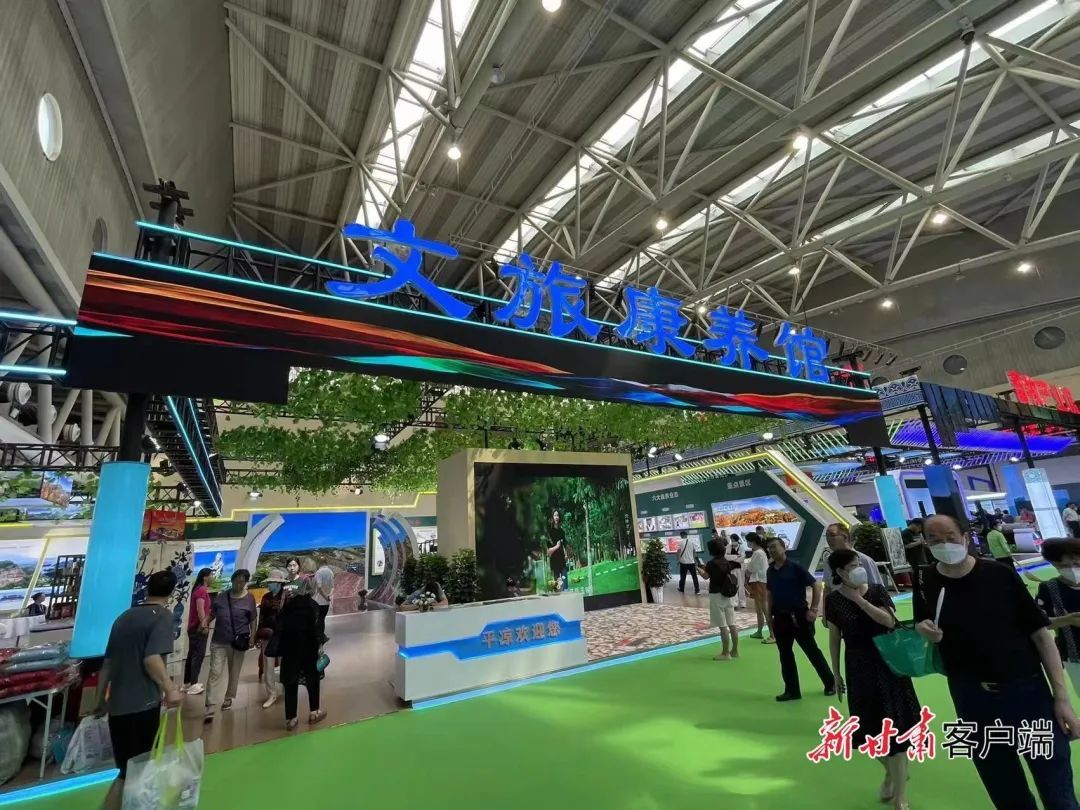 兰洽会期间,文旅产业展馆吸引了很多客商的目光。(新甘肃·每日甘肃网记者 王梓懿 摄)