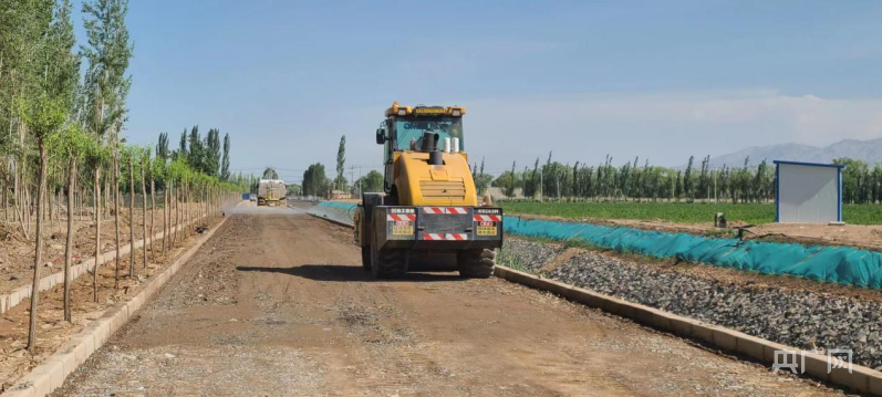小海子输水渠施工现场施工机械正在进行管护道路碾压作业(央广网发 高台县委宣传部 供图)