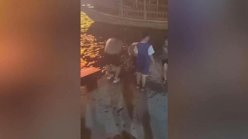 6岁男孩河边玩耍不慎落水，男子飞奔跳水救人