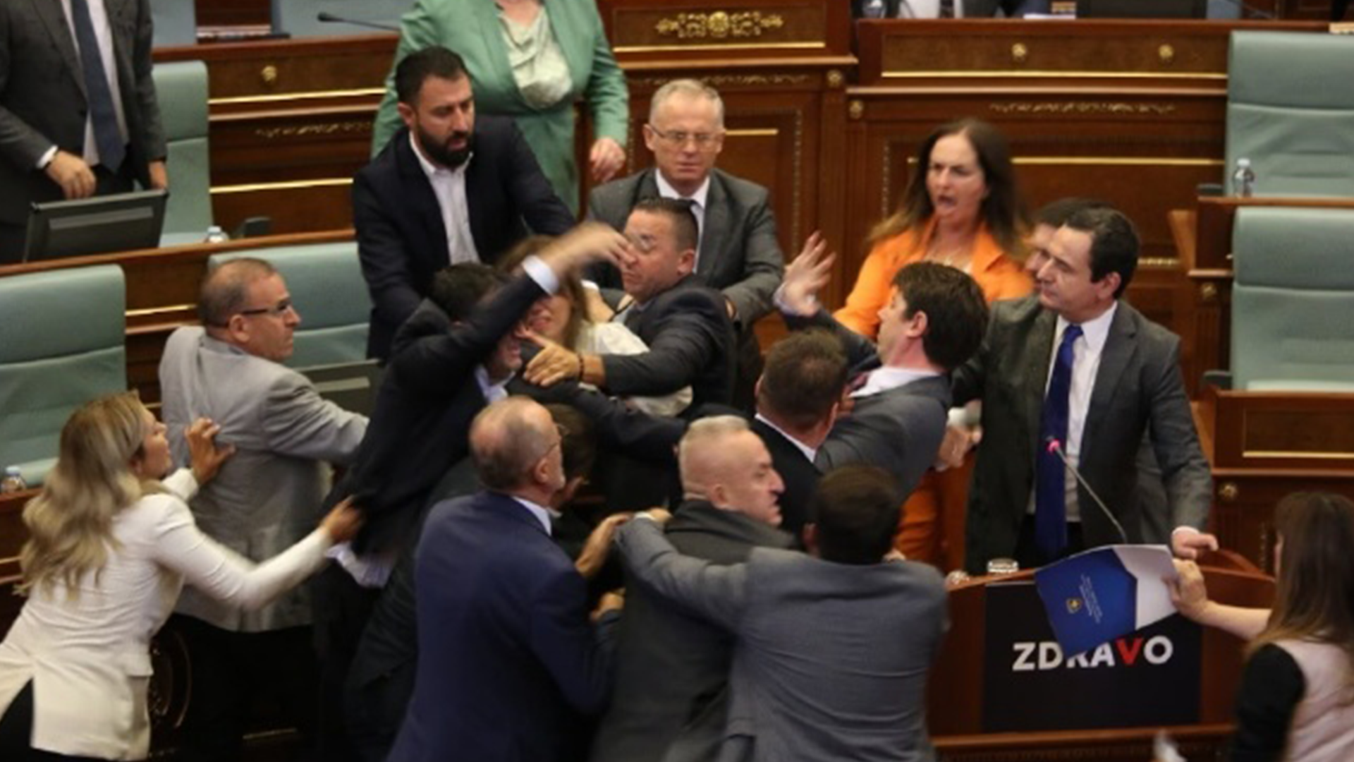 科索沃议会爆发大规模斗殴,议员们互相拳打脚踢,总理照片被p长鼻子