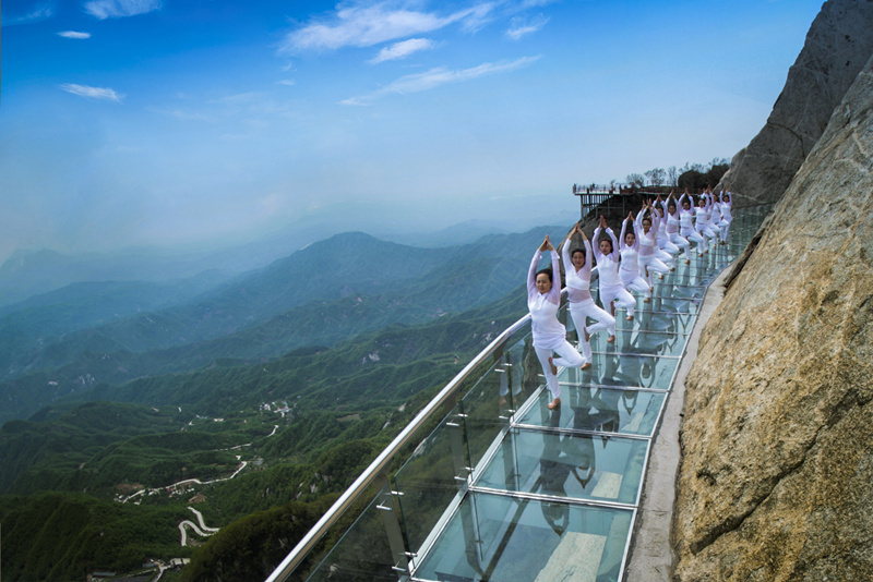 (南召县五朵山依山而建的高空玻璃栈道。)