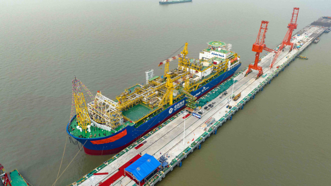 图为:我国首艘智能型FPSO“海洋石油123” (图由南通海事局提供)