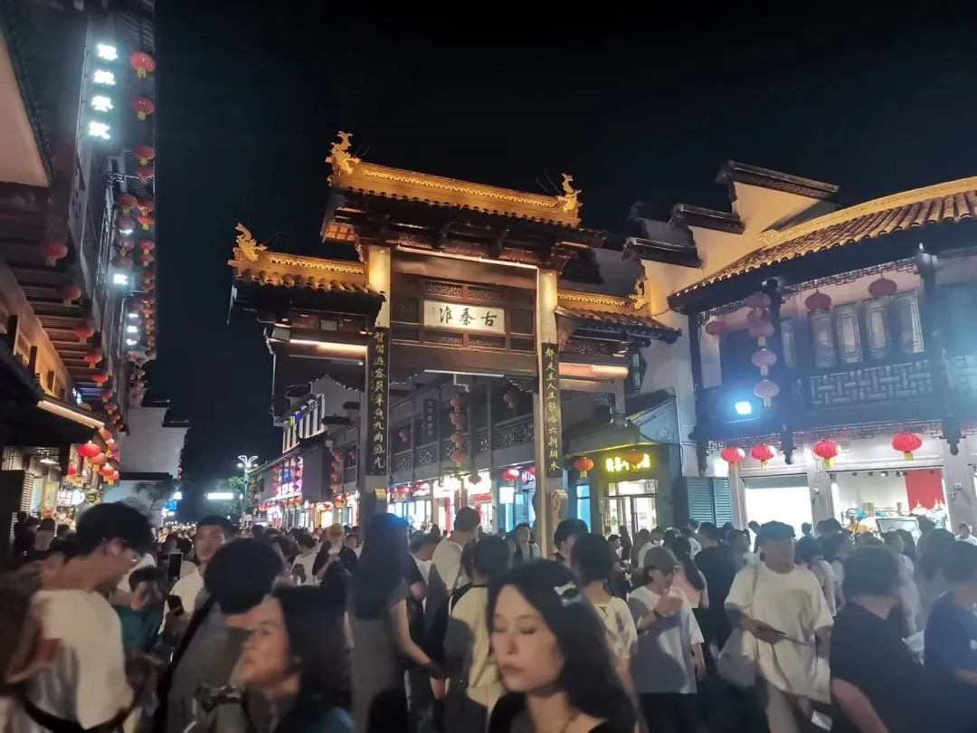 热闹的南京夫子庙秦淮河街区