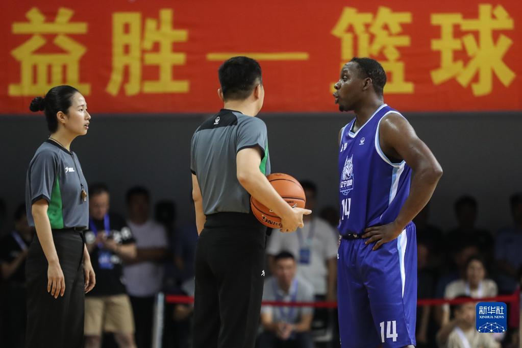 7月9日，辽宁益胜队球员哈德森（右）在比赛中对判罚表示不满。新华社记者 潘昱龙 摄