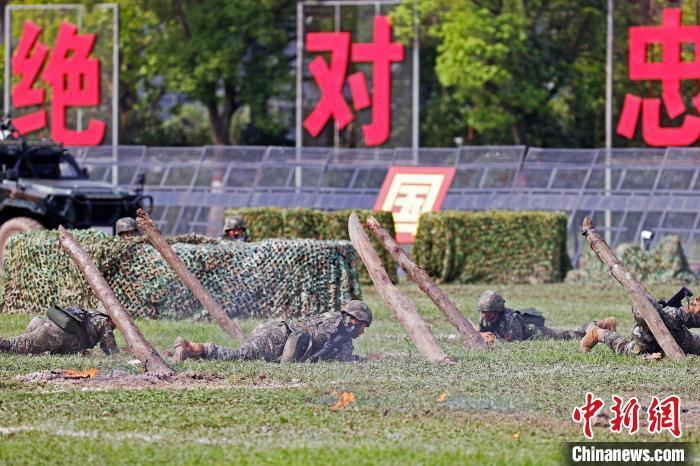 武警上海总队机动第一支队工兵分队队员开展地雷与爆破课目实战化演练。　殷立勤 摄