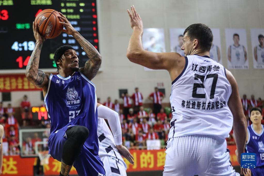 7月9日，辽宁益胜队球员洛夫顿（左）在比赛中上篮。新华社记者 潘昱龙 摄