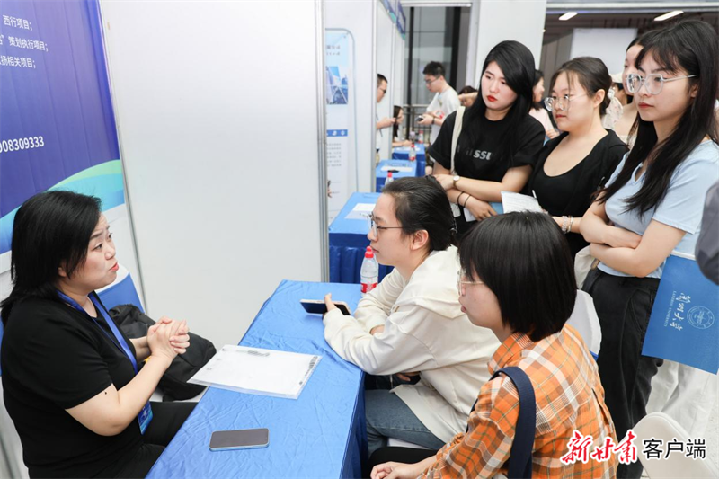 校友企业与毕业生进行沟通交流