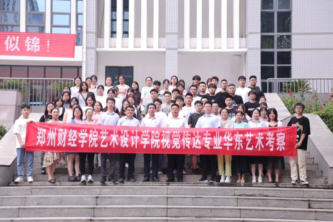 副校长张顺利为师生送行并合影留念