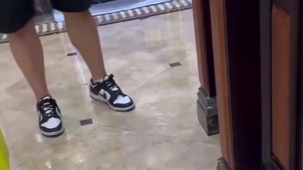 赛后更衣室狂欢庆祝胜利