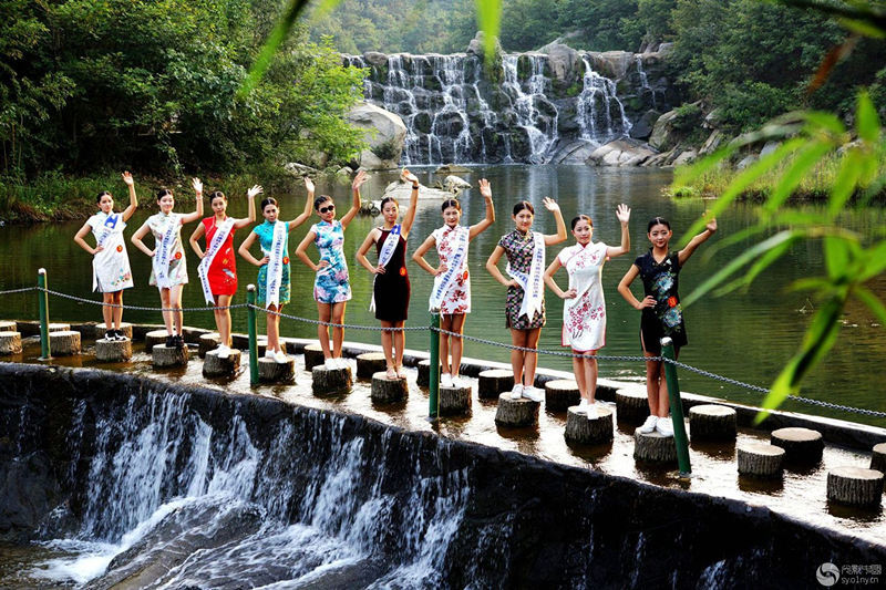 (南召县五朵山暴瀑峡景区飞瀑流泉。)