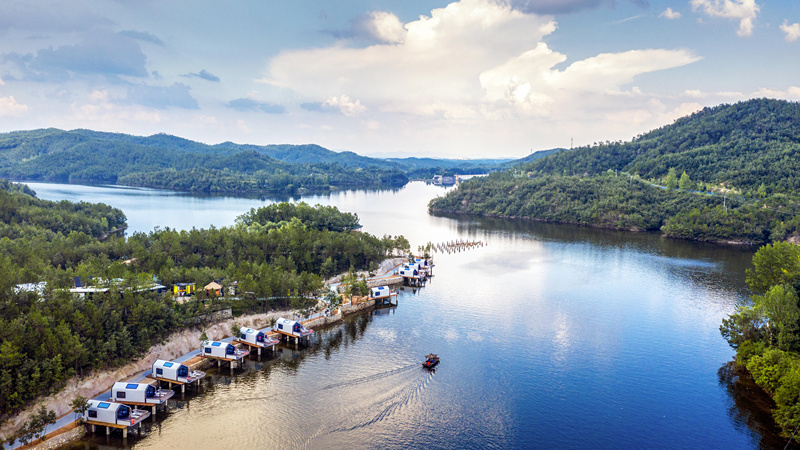 (南召县五朵山景区九龙湖蓼花汀精品民宿。)