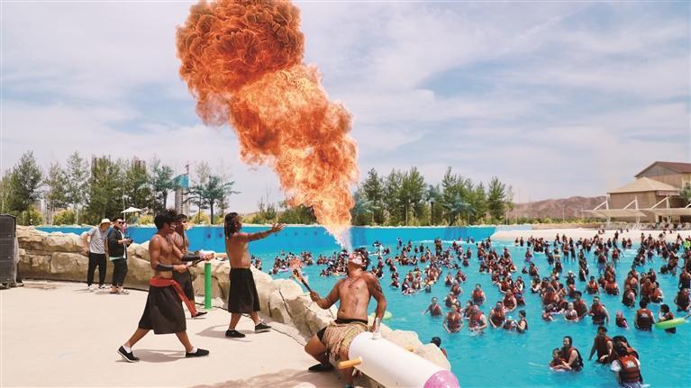 夏日戏水 张建平 摄