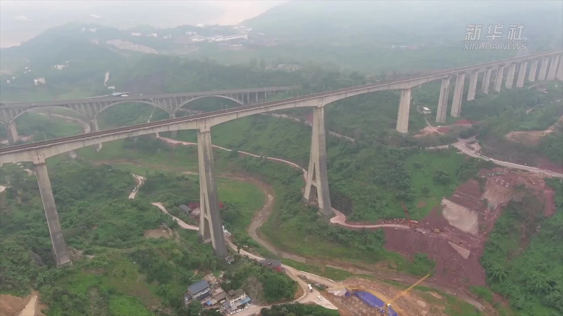 重庆涪陵：渝万高铁全线最高墩主墩承台浇注完成