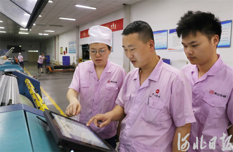 近日，石家庄常山北明恒盛纺织分公司技术人员正传授一线挡车工使用系统操作技巧。