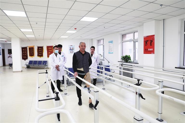 肢体残疾人适配假肢后进行康复训练