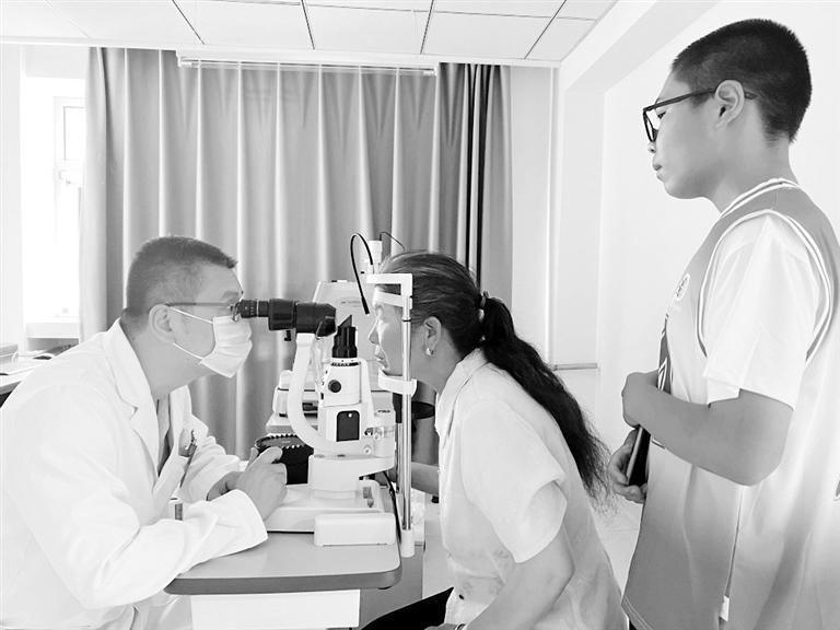 医生给杜来龙的母亲做检查