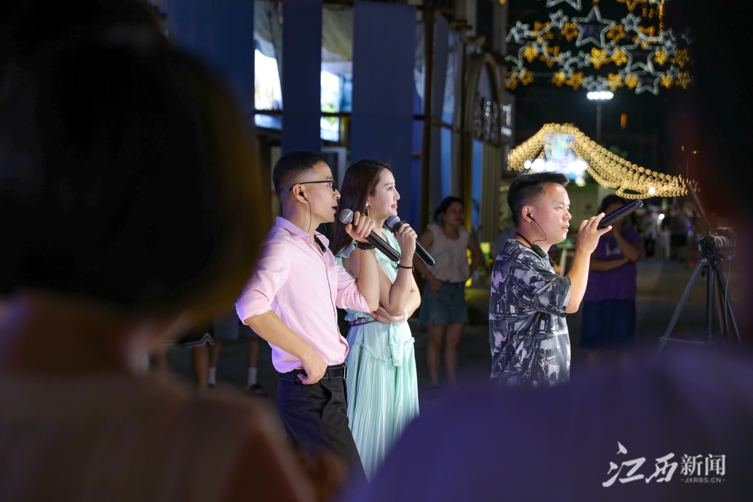 ▲网红直播吸引众多市民前来观看。